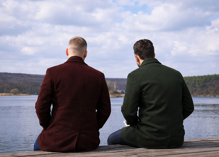 Zwei Männer im intensiven Gespräch am Wasser